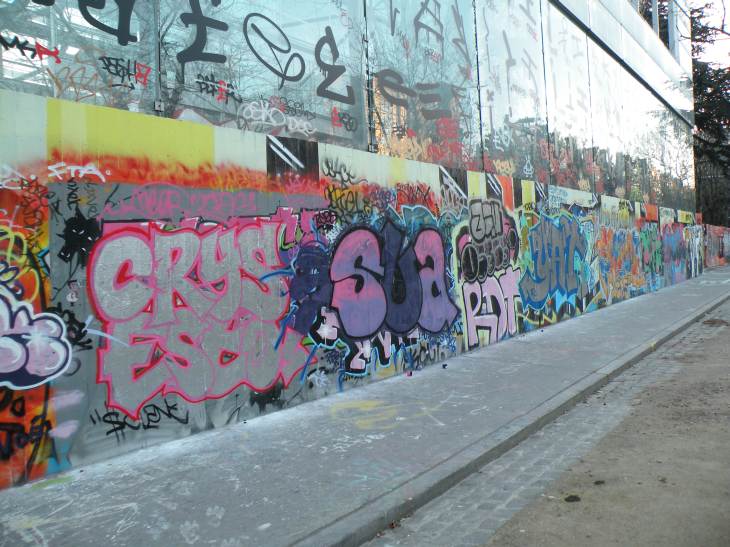  graffitis sur les murs de la Fondation Cartier